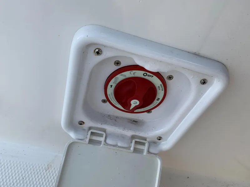 Slide: The Image of Battery switch on a 2016 Renegade 25 Center Console boat. - 31
