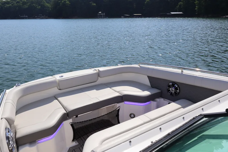 Slide: The Image of Sea Ray SDX 250 2022 - 24