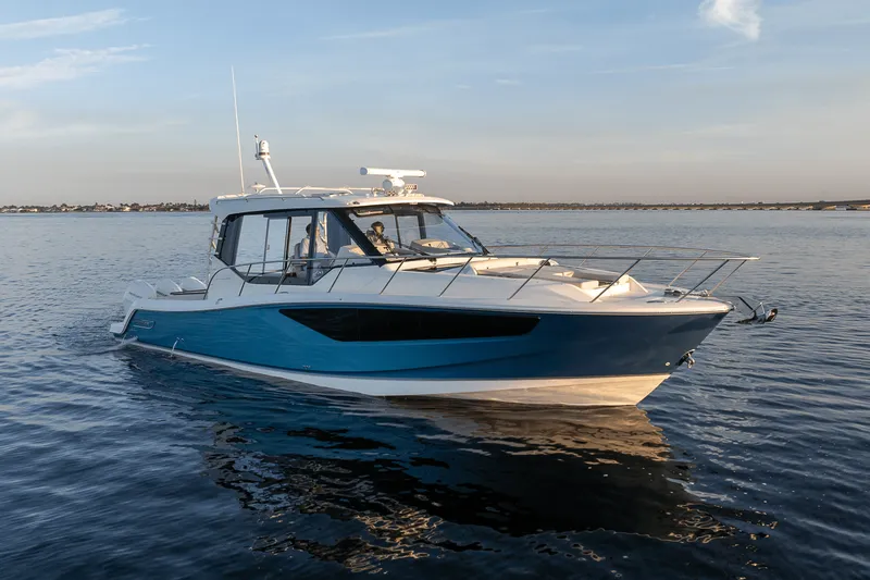 The Image of Boston Whaler 405 Conquest 2025 - 0