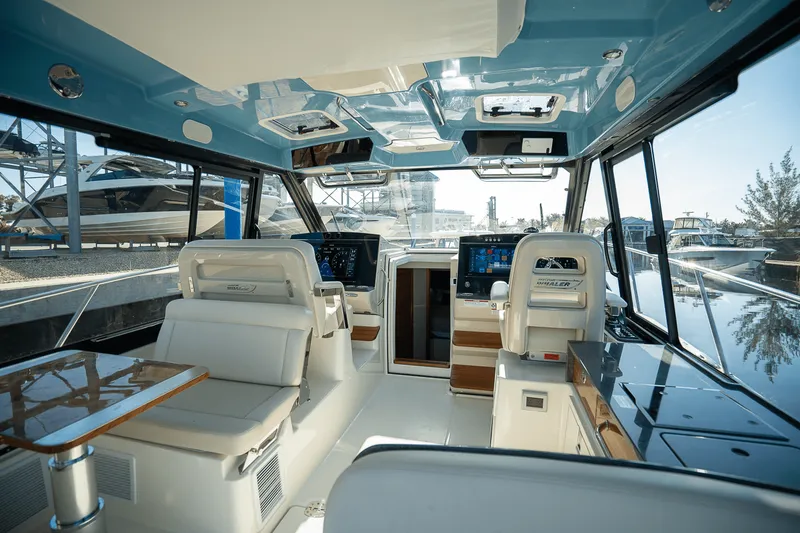 Slide: The Image of Boston Whaler 405 Conquest 2025 - 10