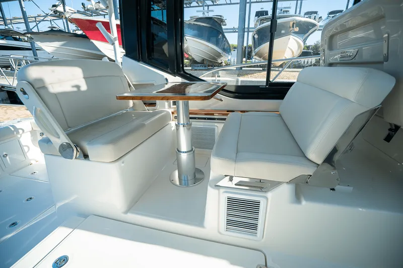 Slide: The Image of Boston Whaler 405 Conquest 2025 - 11