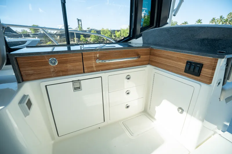 Slide: The Image of Boston Whaler 405 Conquest 2025 - 12