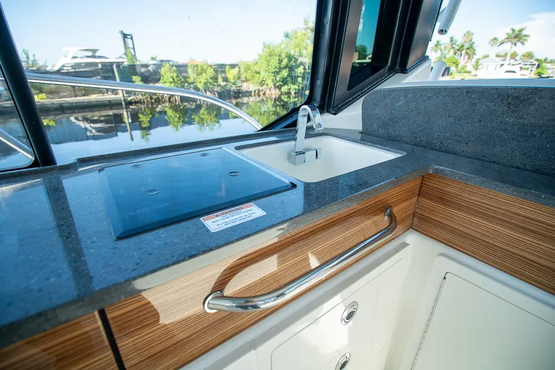 Slide: The Image of Boston Whaler 405 Conquest 2025 - 13