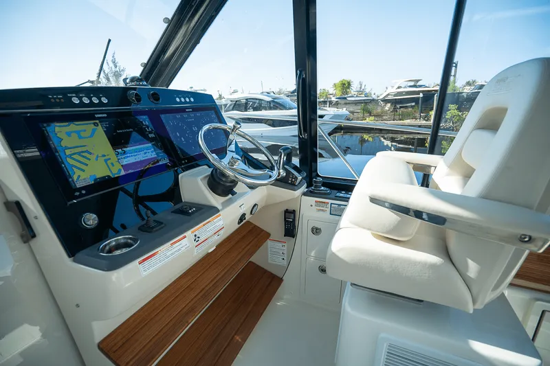 Slide: The Image of Boston Whaler 405 Conquest 2025 - 14