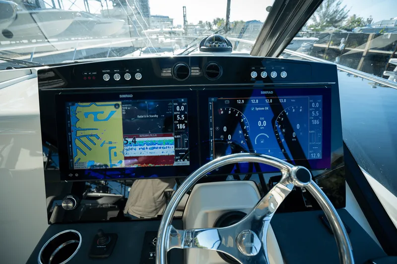 Slide: The Image of Boston Whaler 405 Conquest 2025 - 16