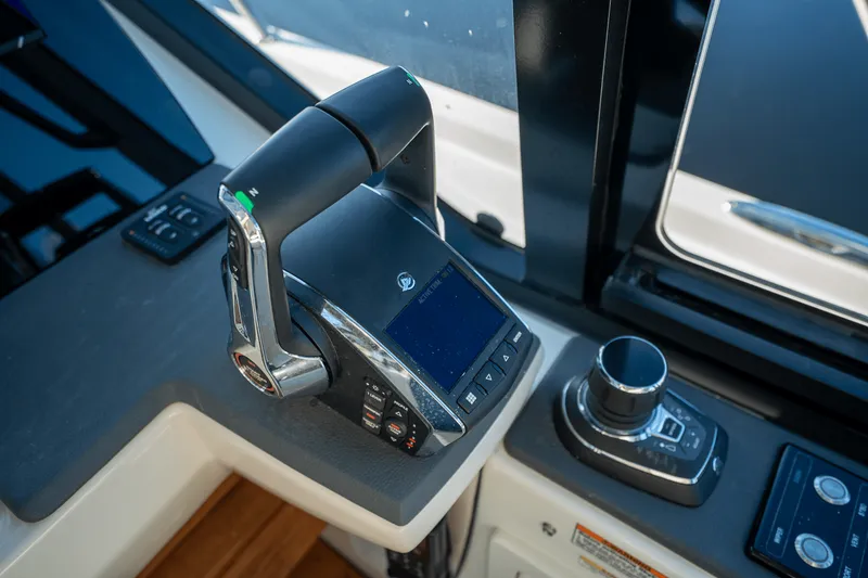 Slide: The Image of Boston Whaler 405 Conquest 2025 - 17