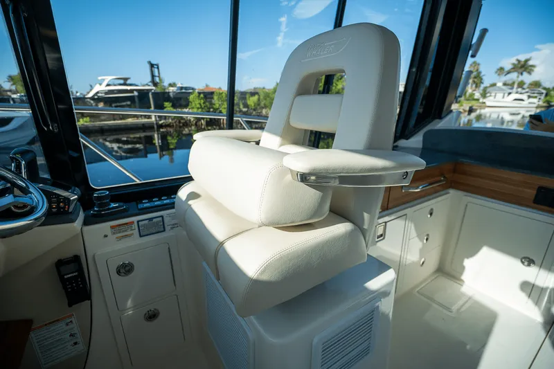 Slide: The Image of Boston Whaler 405 Conquest 2025 - 18