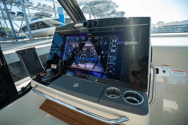 Slide: The Image of Boston Whaler 405 Conquest 2025 - 20