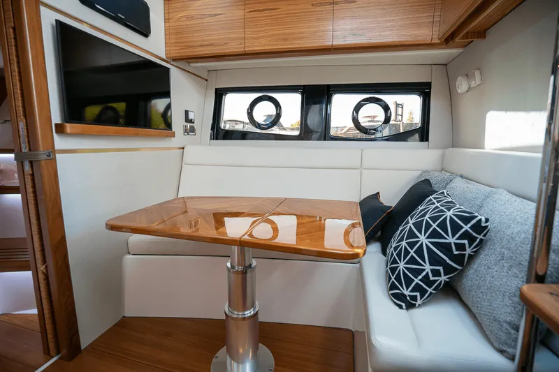 Slide: The Image of Boston Whaler 405 Conquest 2025 - 22