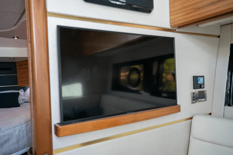 Slide: The Image of Boston Whaler 405 Conquest 2025 - 24