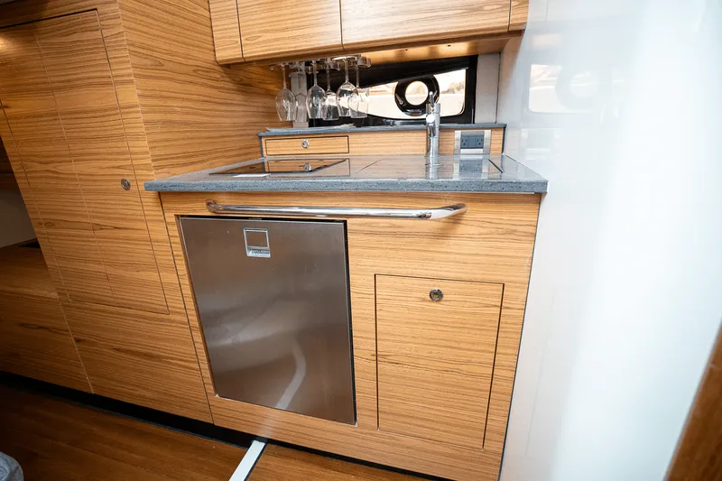 Slide: The Image of Boston Whaler 405 Conquest 2025 - 25