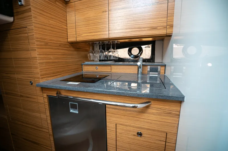 Slide: The Image of Boston Whaler 405 Conquest 2025 - 26