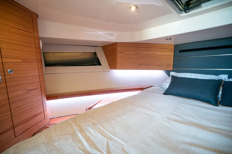 Slide: The Image of Boston Whaler 405 Conquest 2025 - 29