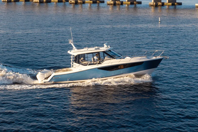 Slide: The Image of Boston Whaler 405 Conquest 2025 - 3