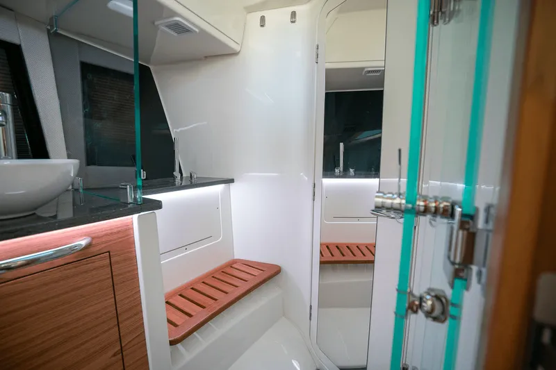 Slide: The Image of Boston Whaler 405 Conquest 2025 - 31