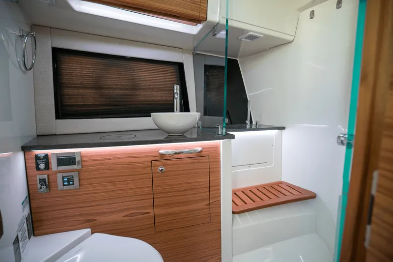 Slide: The Image of Boston Whaler 405 Conquest 2025 - 32