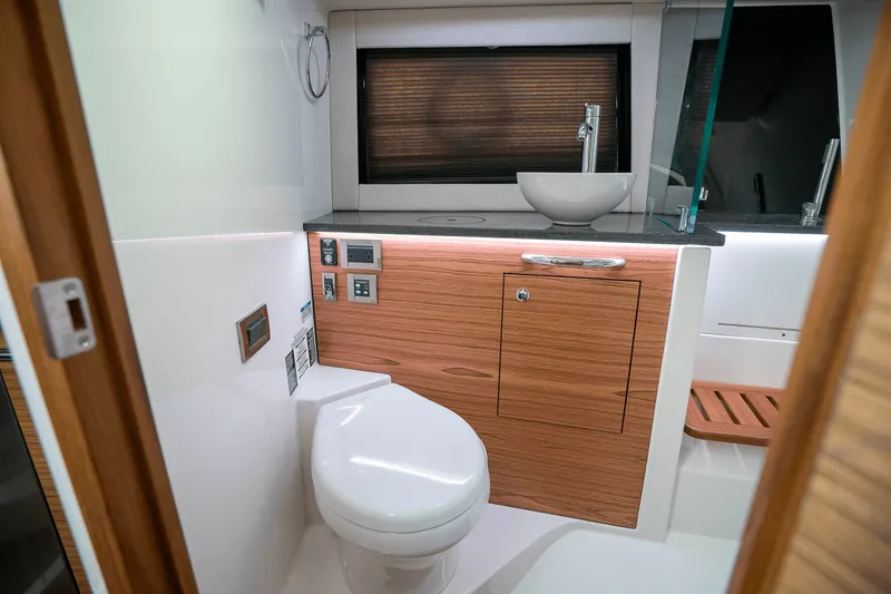 Slide: The Image of Boston Whaler 405 Conquest 2025 - 34