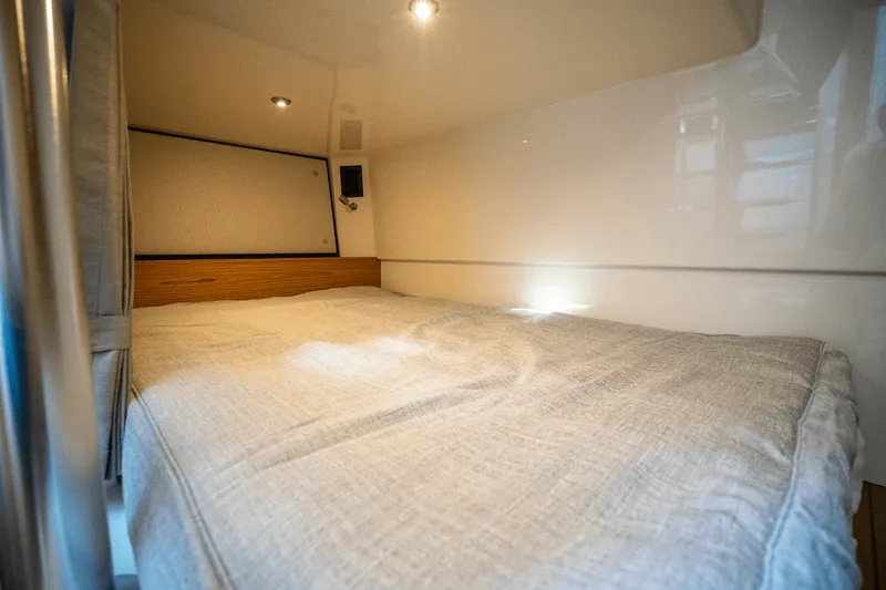 Slide: The Image of Boston Whaler 405 Conquest 2025 - 36