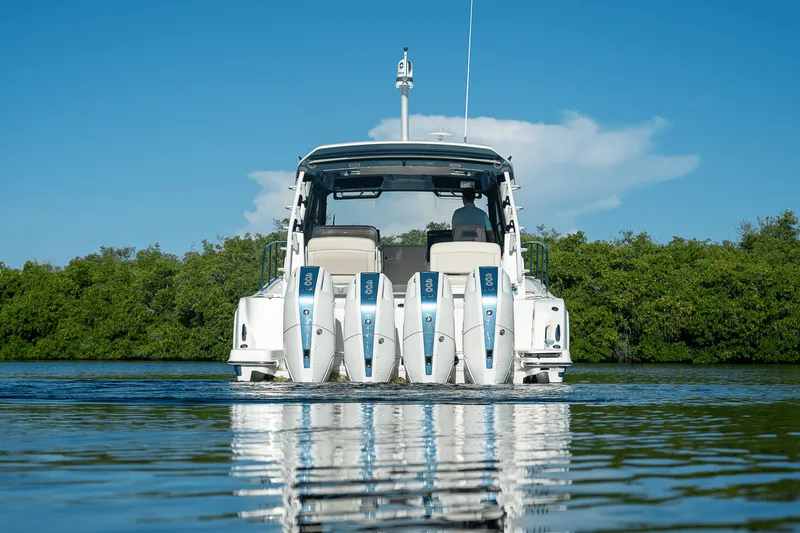 Slide: The Image of Boston Whaler 405 Conquest 2025 - 40