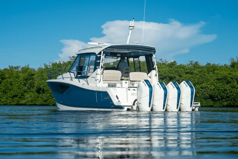Slide: The Image of Boston Whaler 405 Conquest 2025 - 41