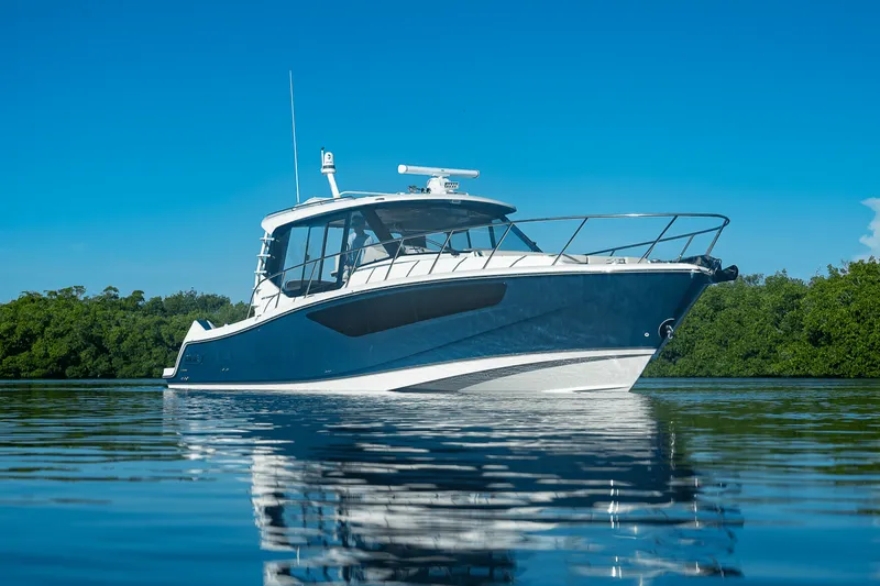 Slide: The Image of Boston Whaler 405 Conquest 2025 - 48