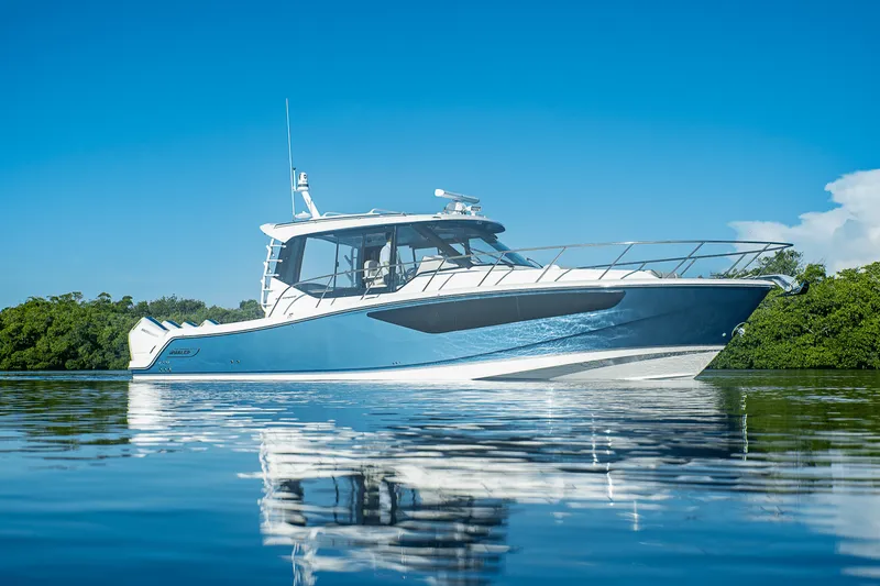 Slide: The Image of Boston Whaler 405 Conquest 2025 - 49