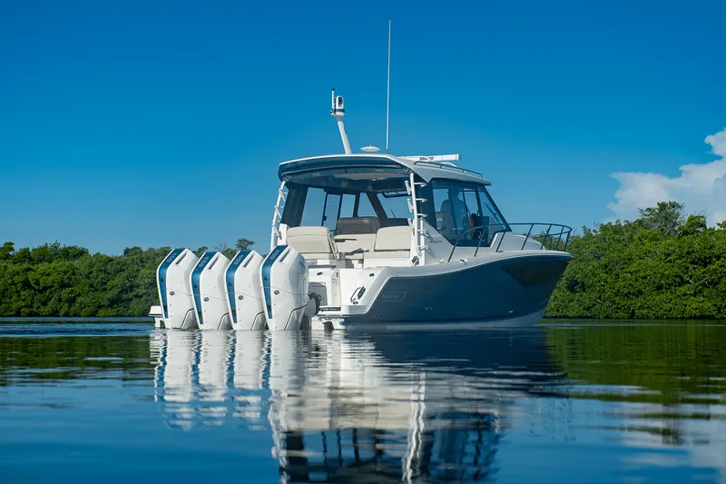 Slide: The Image of Boston Whaler 405 Conquest 2025 - 52