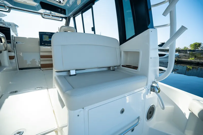 Slide: The Image of Boston Whaler 405 Conquest 2025 - 8