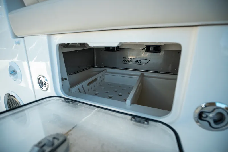 Slide: The Image of Boston Whaler 405 Conquest 2025 - 9