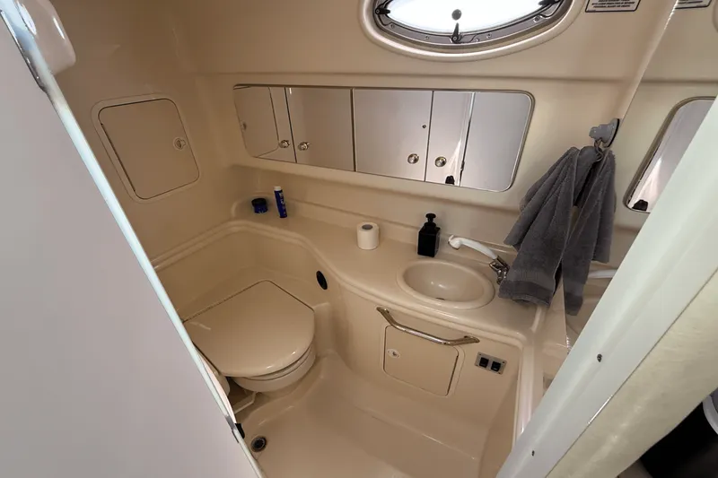 Slide: The Image of Sea Ray 320 SUNDANCER 2004 - 16