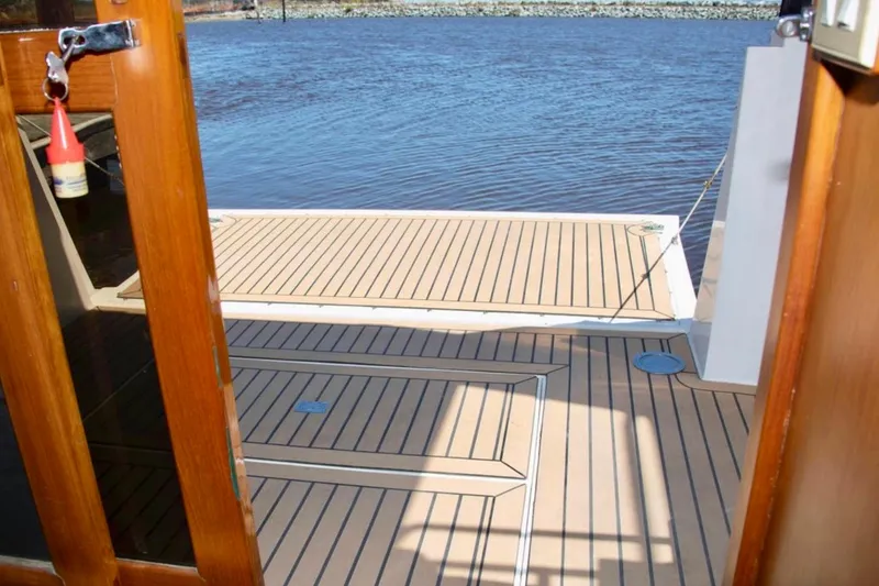 Slide: The Image of Lowered transom in cockpit - 40