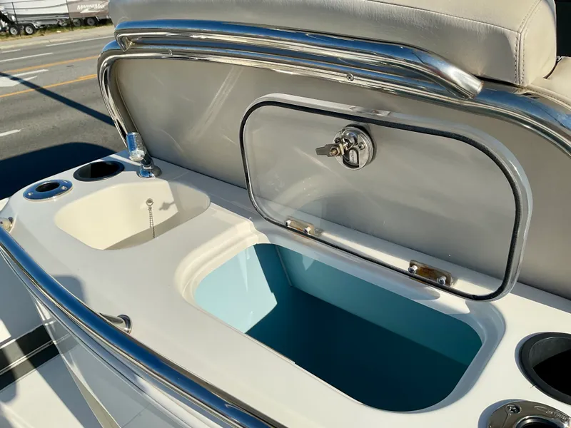 Slide: The Image of Boston Whaler 270 Dauntless 2019 - 12