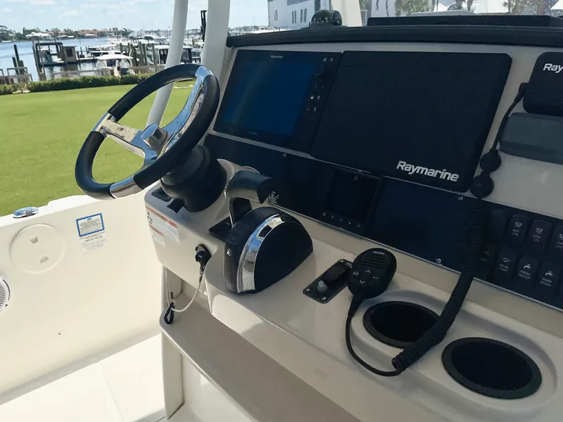 Slide: The Image of Boston Whaler 270 Dauntless 2019 - 18