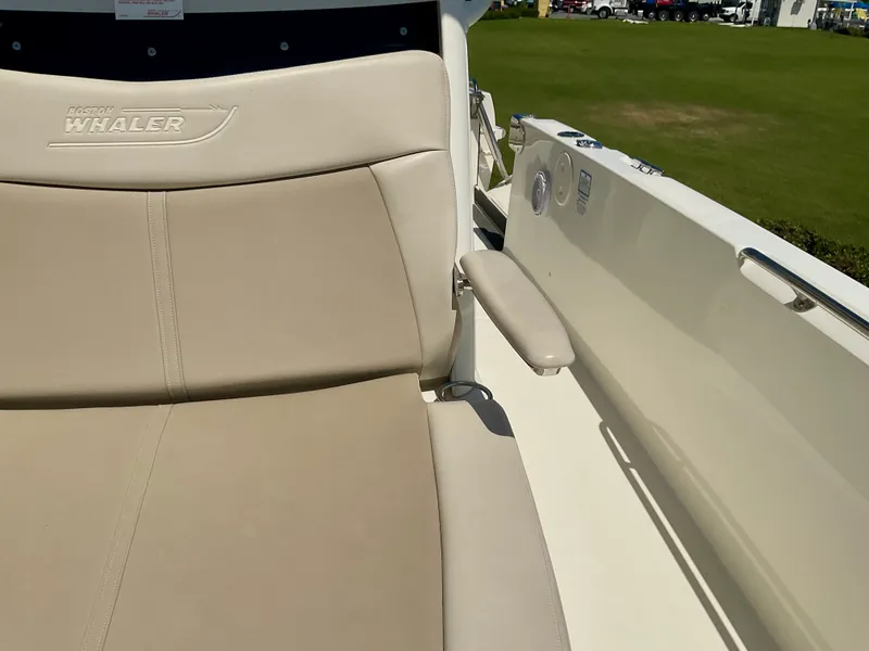 Slide: The Image of Boston Whaler 270 Dauntless 2019 - 27