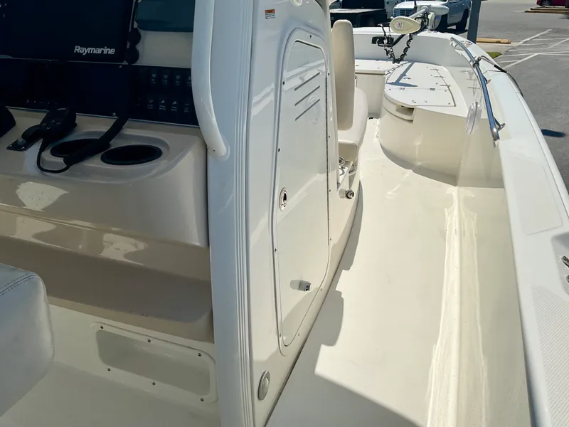 Slide: The Image of Boston Whaler 270 Dauntless 2019 - 30