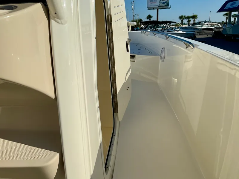 Slide: The Image of Boston Whaler 270 Dauntless 2019 - 31