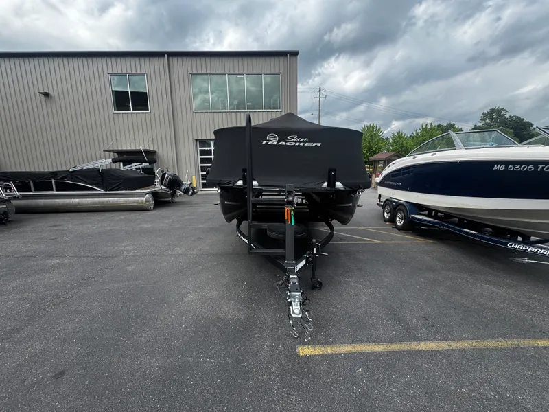 The Image of Tracker PARTY BARGE 20 DLX 2023 - 0
