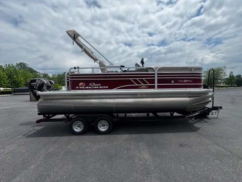 Slide: The Image of Tracker PARTY BARGE 20 DLX 2023 - 8
