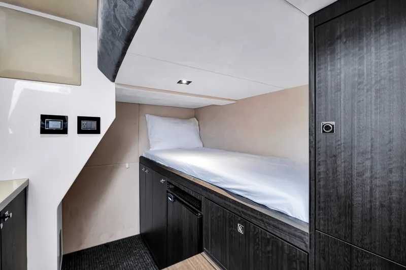 Slide: The Image of Galeon 560 FLY 2025 - 10