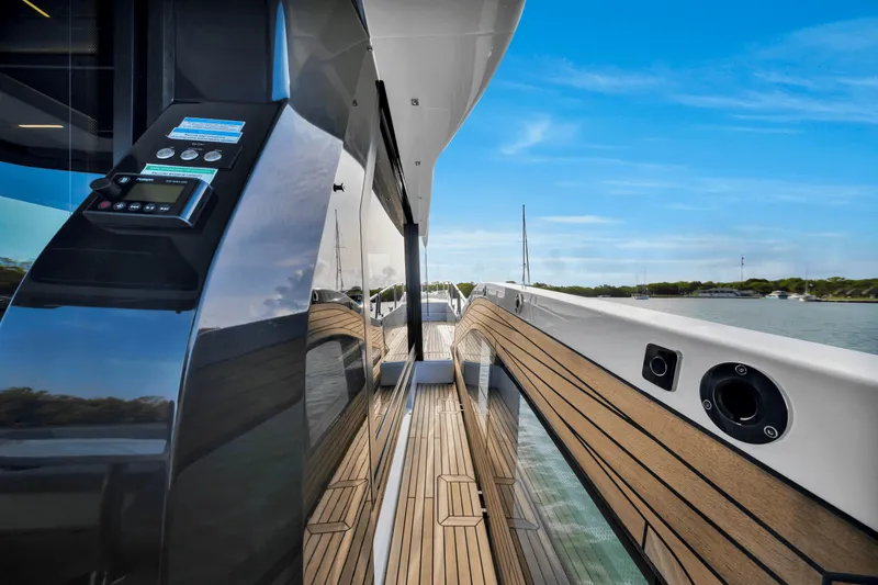Slide: The Image of Galeon 560 FLY 2025 - 111