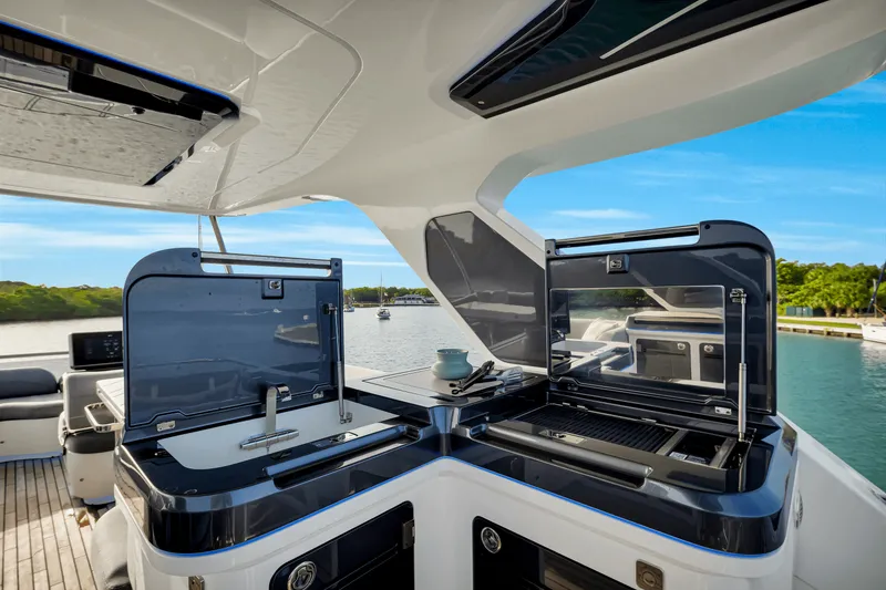 Slide: The Image of Galeon 560 FLY 2025 - 118