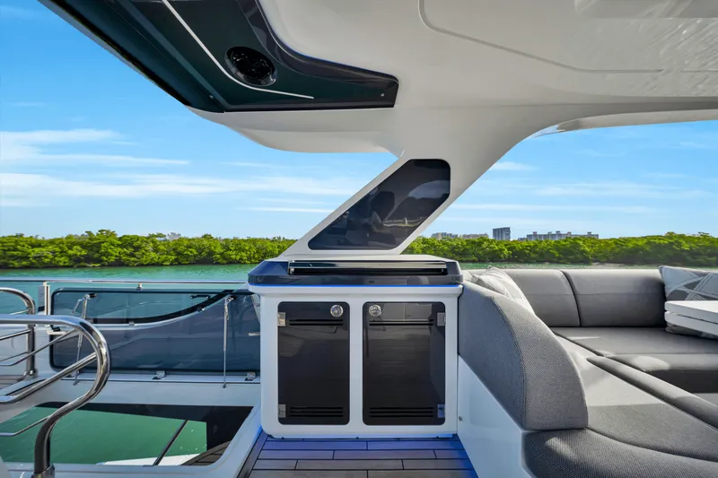 Slide: The Image of Galeon 560 FLY 2025 - 137