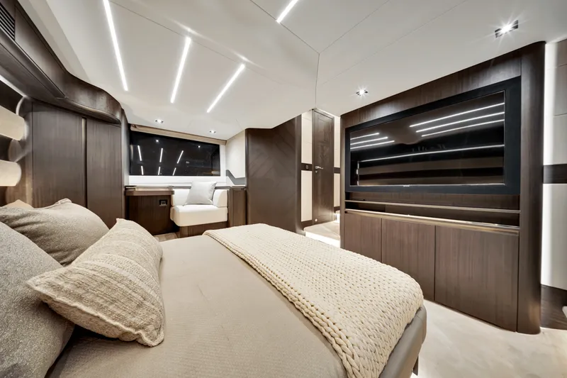 Slide: The Image of Galeon 560 FLY 2025 - 14