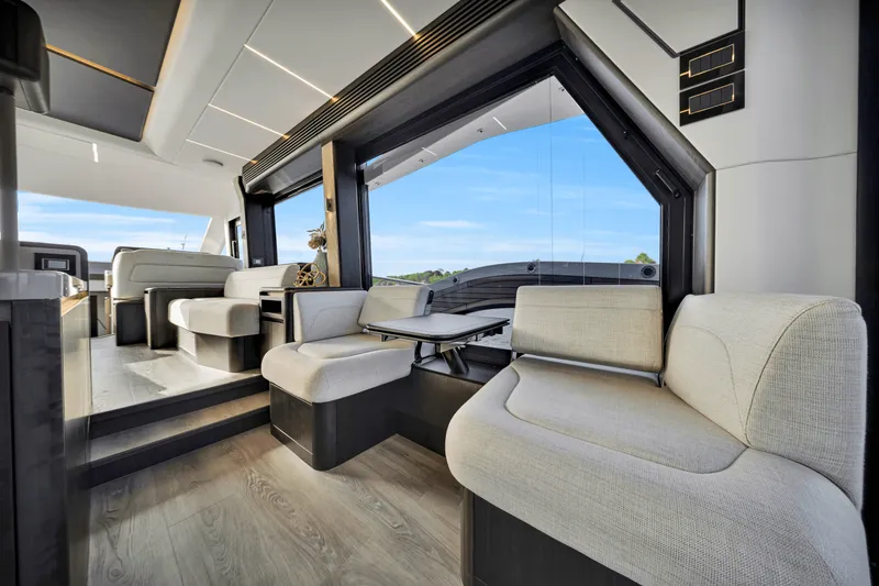 Slide: The Image of Galeon 560 FLY 2025 - 17