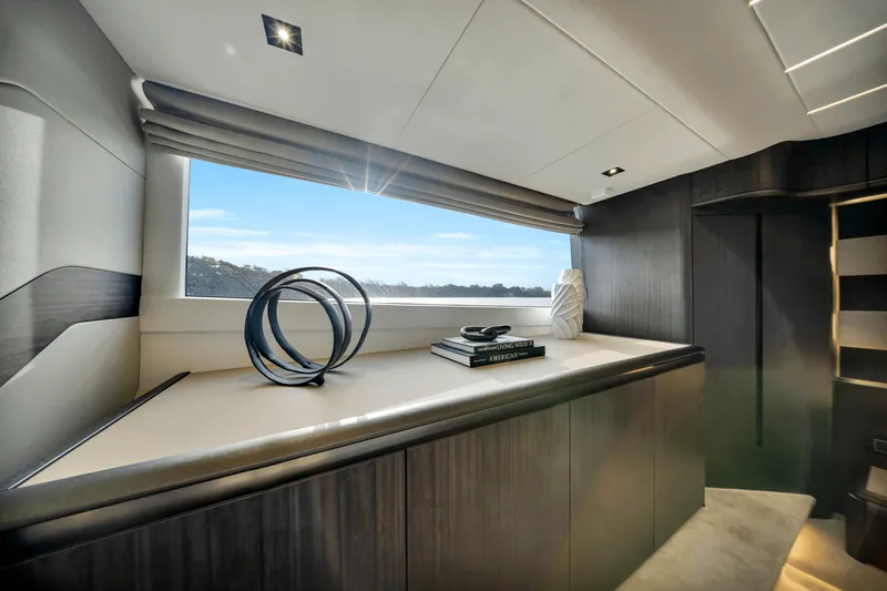 Slide: The Image of Galeon 560 FLY 2025 - 311