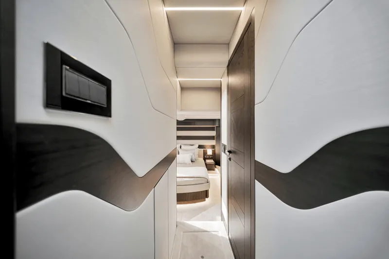 Slide: The Image of Galeon 560 FLY 2025 - 34