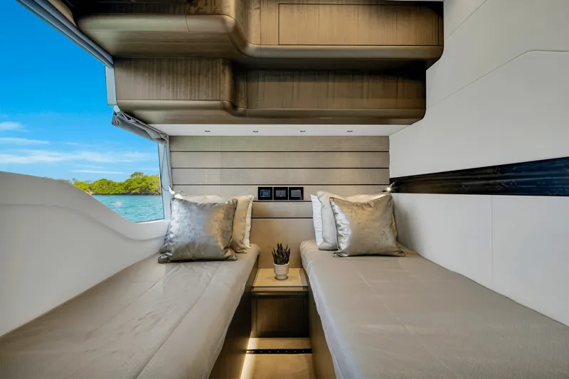 Slide: The Image of Galeon 560 FLY 2025 - 36