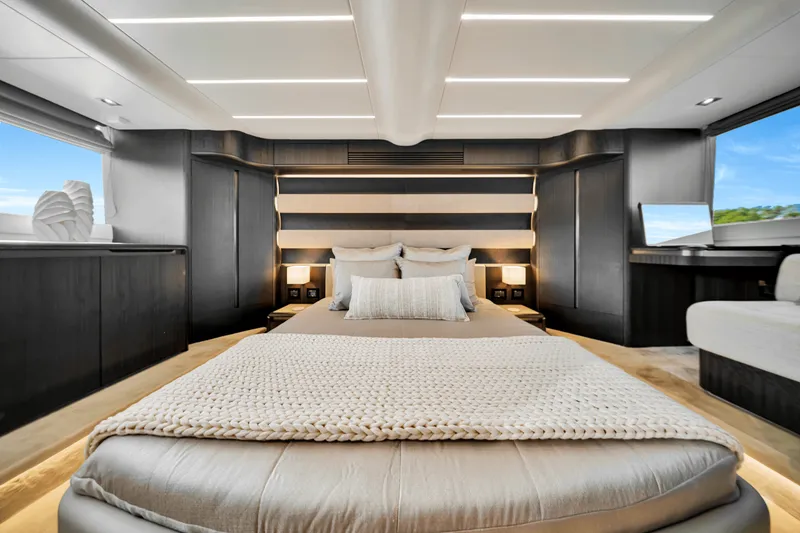 Slide: The Image of Galeon 560 FLY 2025 - 50