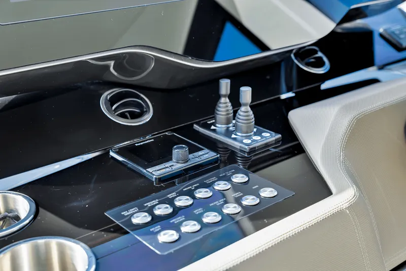 Slide: The Image of Galeon 560 FLY 2025 - 73