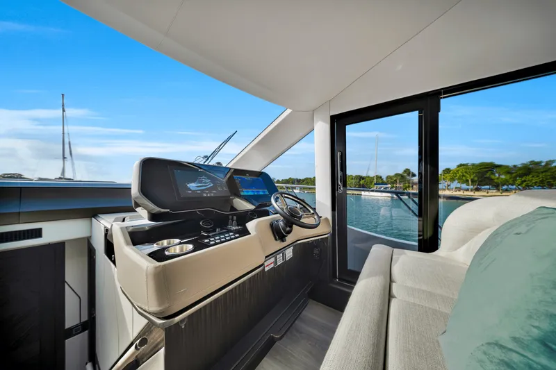 Slide: The Image of Galeon 560 FLY 2025 - 8